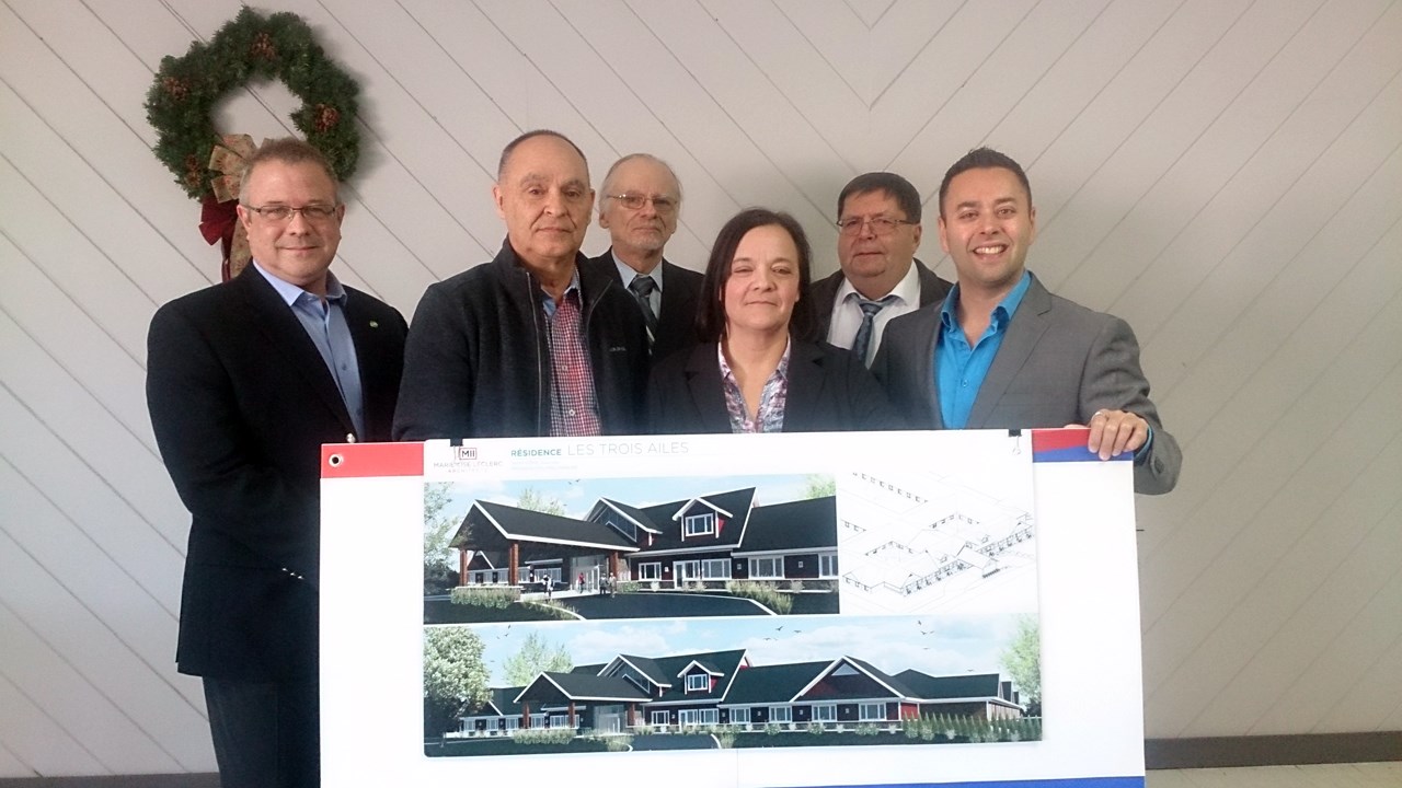 Le commissaire industriel, Bastien Lapierre, le Dr Réjean Bougie, le directeur général de Saint-Côme, Yvan Bélanger, la promotrice Lise Morin, le maire de Saint-Côme, Yvon Paquet et Jean-François Trudel, de la pharmacie Uniprix, ont présenté la première phase de la résidence Les Trois Ailes.