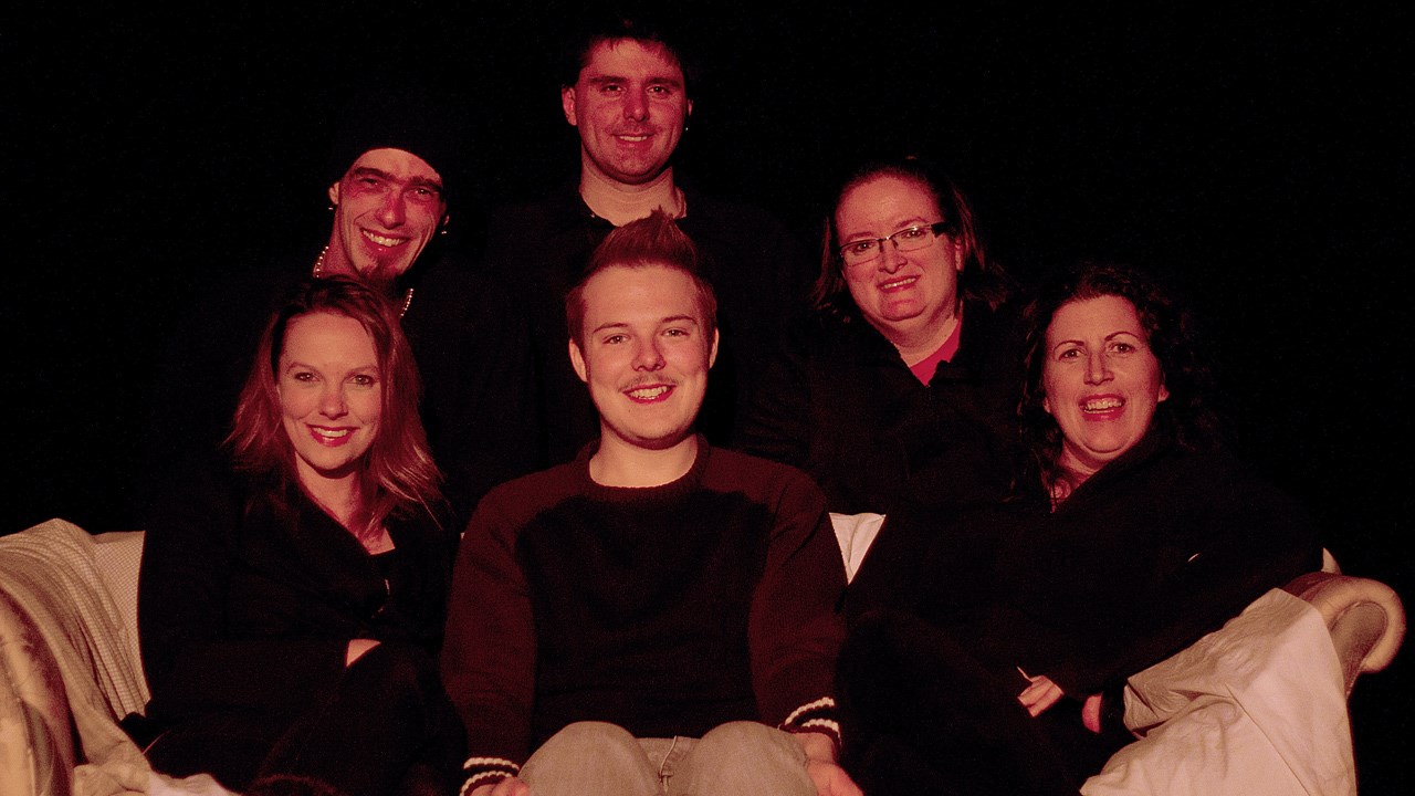 La distribution est constituée James Lessard-Caron, Johnny Gilbert, Marc-Antoine Plante, Isabelle Lessard, Isabelle Quirion et Marie-Josée Bolduc.
