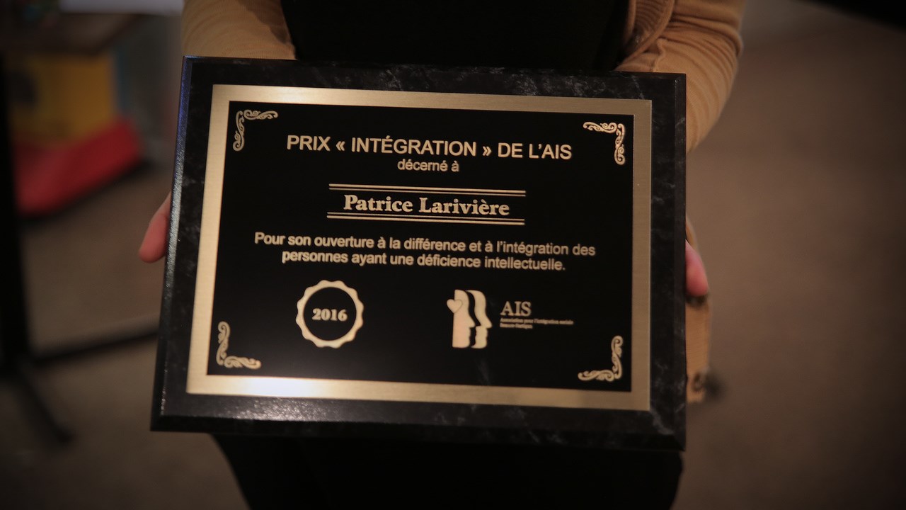 L'AIS a décerné son prix « Intégration 2016 » à Patrice Larivière, propriétaire d’Autobus Larivière, afin de souligner l’apport significatif de ce dernier quant à l’intégration des personnes avec une déficience intellectuelle dans la communauté.