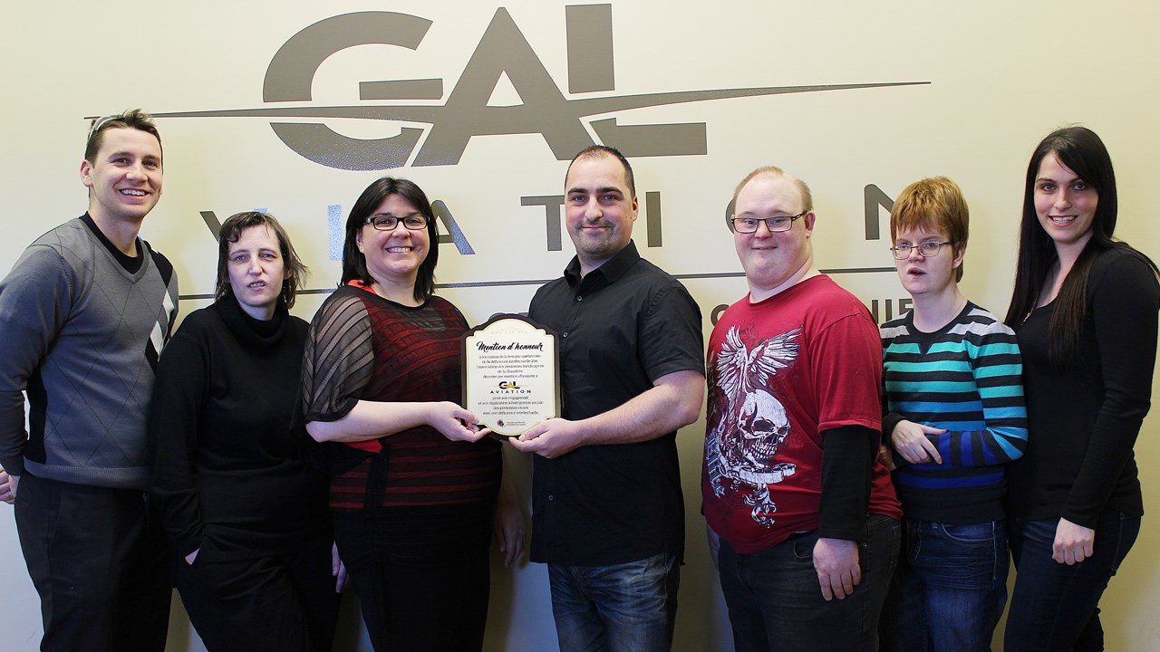 Sur la photo de gauche à droite : Jean-Philippe Pomerleau, directeur général de Gal Aviation; Solange Bolduc; Chantal Larivière, directrice générale de l’APHC qui remet le prix à  David Vachon, superviseur de projet chez Gal Aviation; Vincent Roy; Karine Poulin et Hélène Vachon, éducatrice spécialisée à l’APHC. Absent sur la photo: Jean-François Lecours.