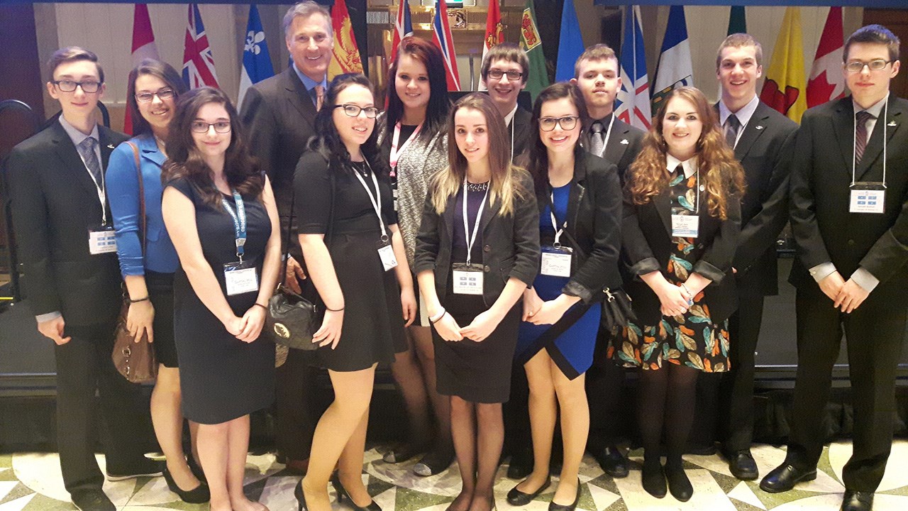 Les 11 élèves de la CSBE ont rencontré le député de Beauce, Maxime Bernier lors d'un cocktail dînatoire.