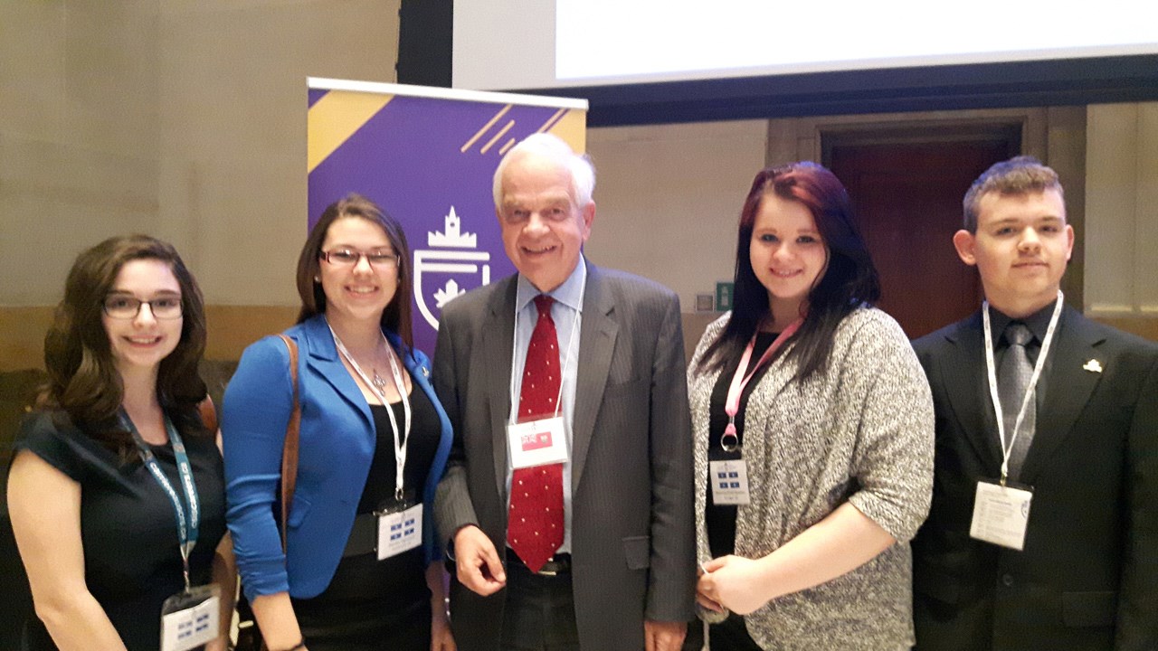 Les élèves de la polyvalente Bélanger, Franceka Samson, Danika Vigneault, Rébecca Pinet-Nadeau et Marc-Antoine Nadeau en compagnie du Ministre de l’Immigration, John McCallum.