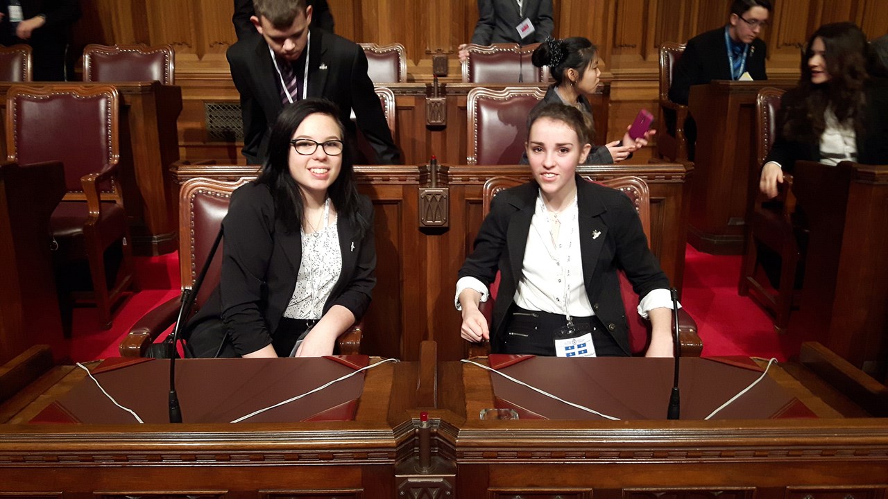 Alyson Lachance et Sara-Maude Lacroix Rancourt de la polyvalente de Saint-Georges sur les banquettes du Sénat canadien.