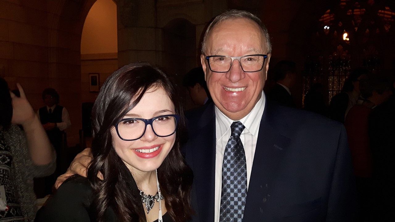 Sarah Rodrigue de la polyvalente des Abénaquis en compagnie du Sénateur Jacques Demers.