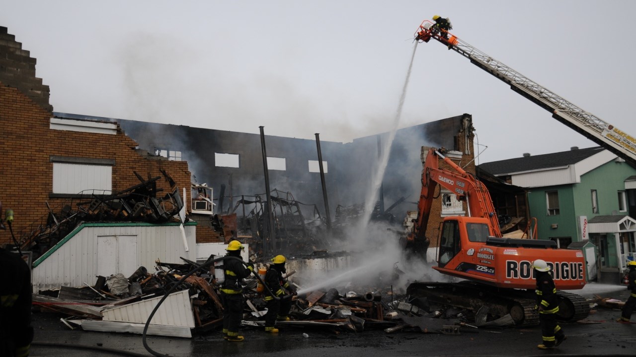 Personne n’a été blessé. Cependant, le commerce est une perte totale. Pour le moment, la cause de l’incendie de la quincaillerie demeure inconnue.