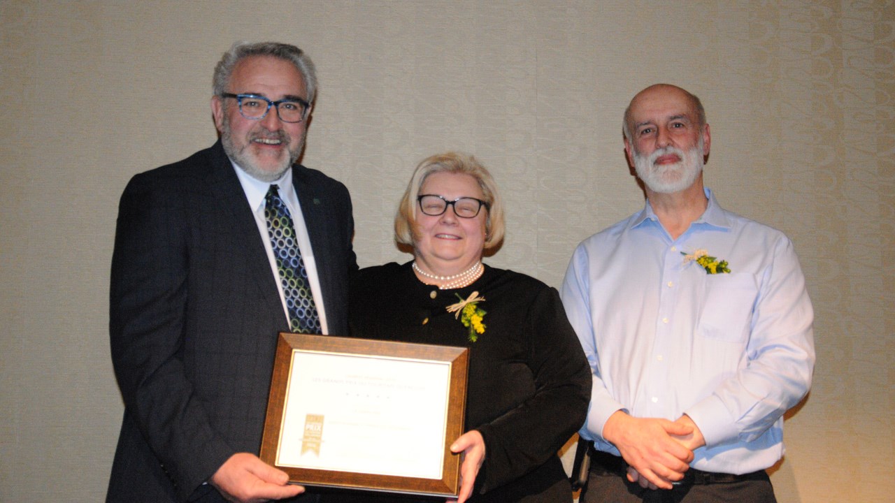 Le président de l'UPA Chaudière-Appalaches, Paul Doiron, a remis le prix de la catégorie Agrotourisme et produits régionaux à Charlotte Reason et Charles L'Écuyer, de la Charoloise.