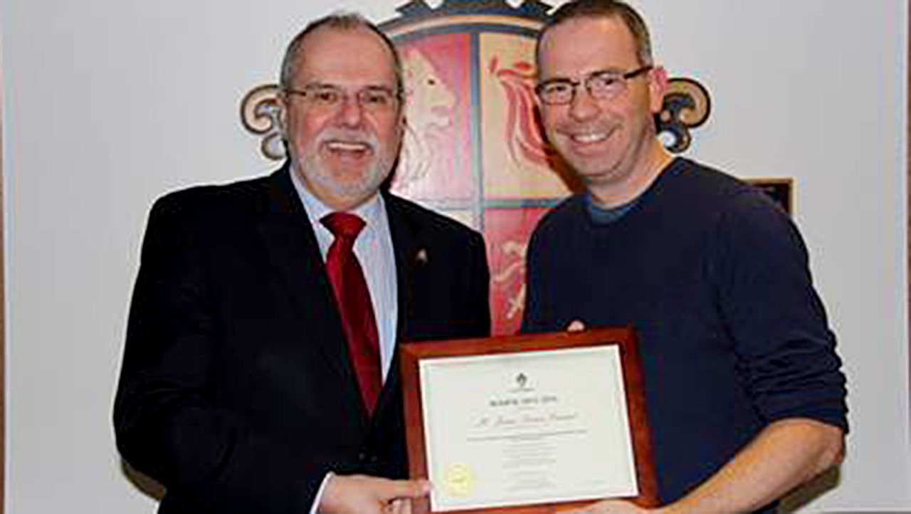 Le maire de Saint-Georges Claude Morin a remis la première bourse de la Ville à Jean-Denis Parent de Gestion JDN Parent qui a complété un des programmes de l’École d’Entrepreneurship de Beauce.