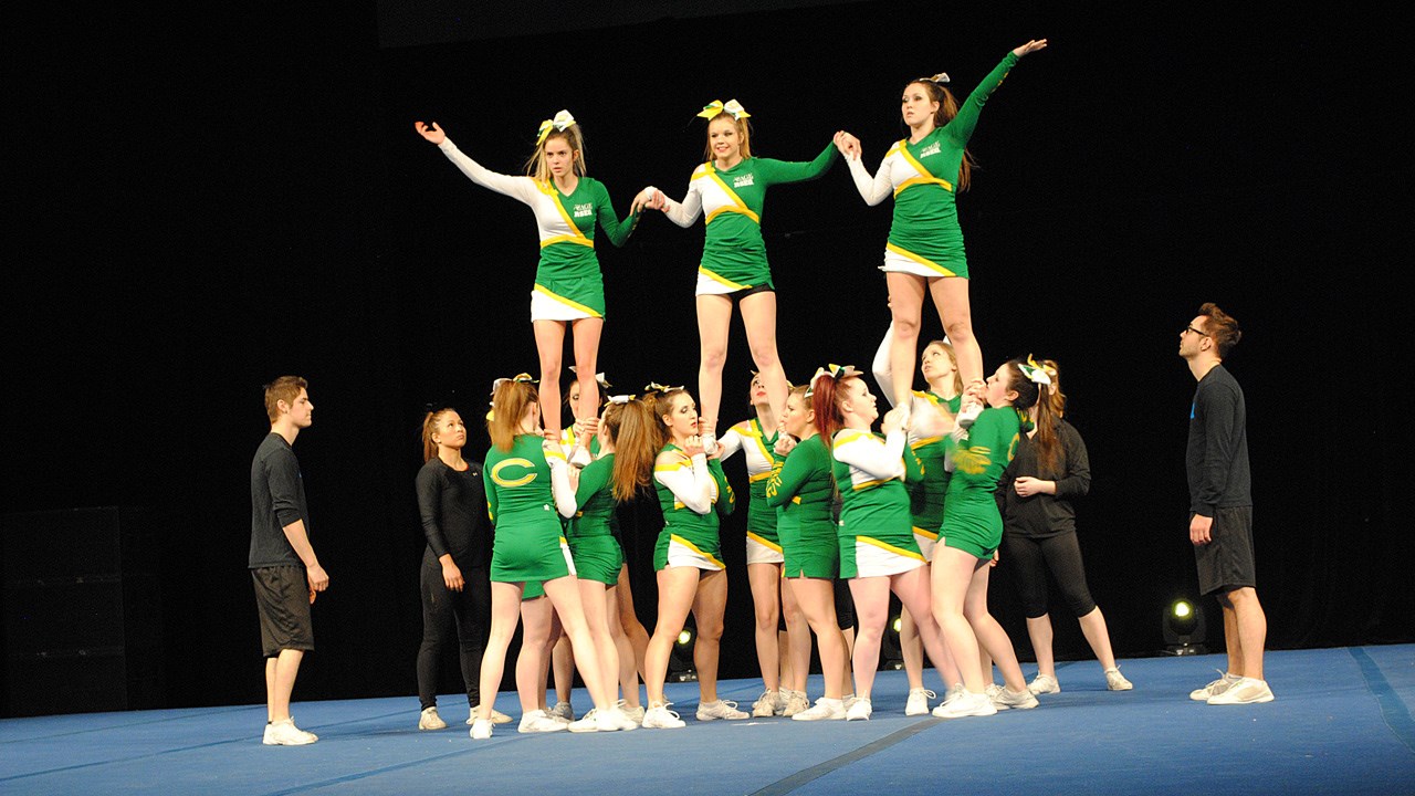 L’équipe de cheerleading des Condors a terminé au huitième rang de sa catégorie au Championnat régional.