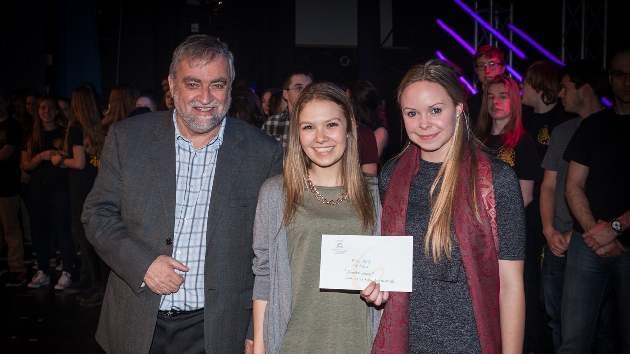 Alyssa Bolduc et Maude-Gabrielle Jacques, toutes deux de 5e secondaire à l’EJM, ont remporté le Prix de la langue française avec leur composition « Dernière minute ».
