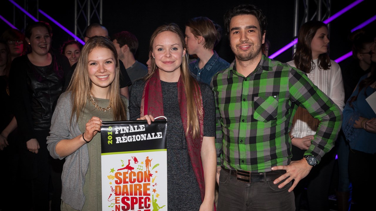 Alyssa Bolduc et Maude-Gabrielle Jacques, toutes deux de 5e secondaire à l’EJM, ont remporté le Prix de la langue française avec leur composition « Dernière minute ».