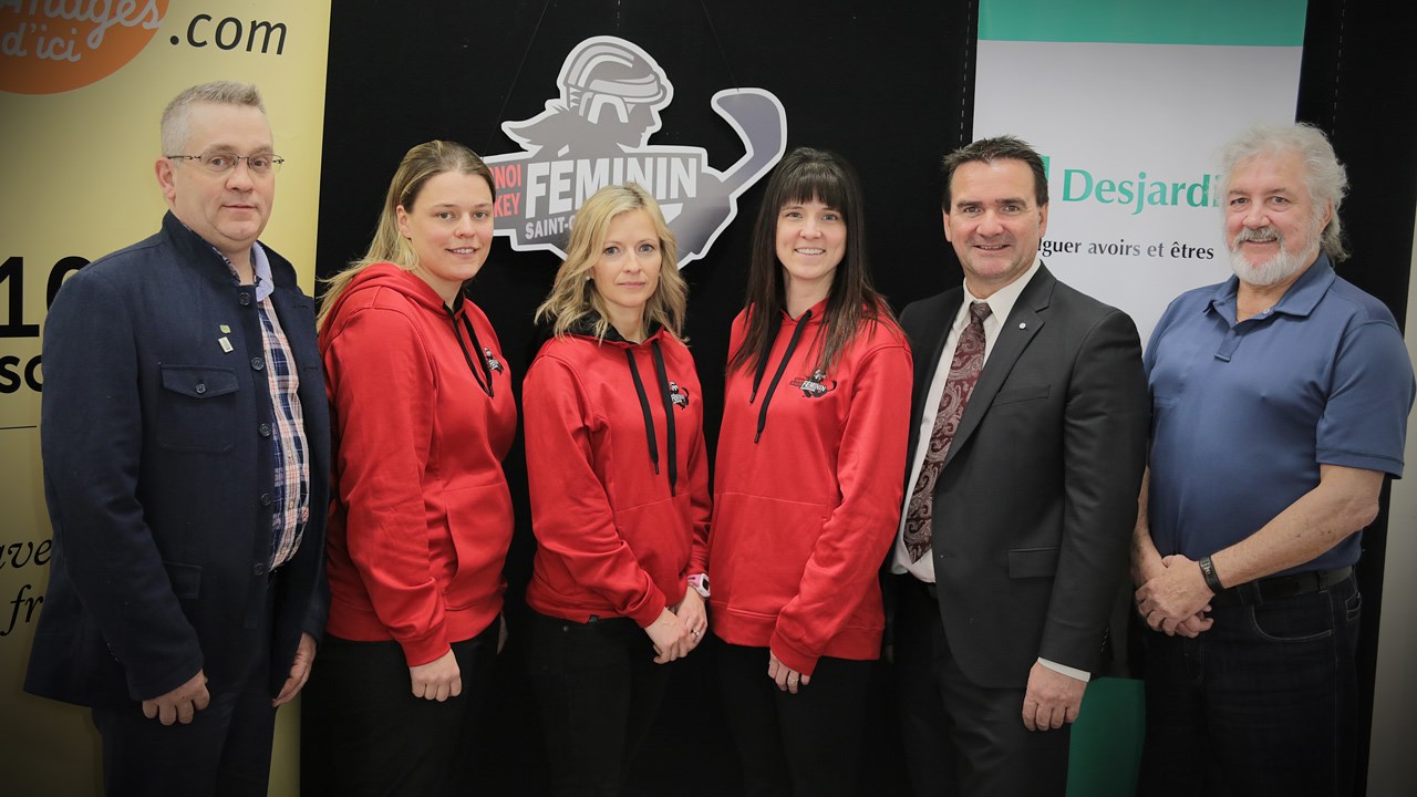 Plus de 500 joueuses attendues au Tournoi de hockey féminin Desjardins 2016. De gauche à droite: Sylvain Bourque, 1er VP des Producteurs de lait de Chaudières-Appalaches-Sud; Julie Poulin, membre du comité organisateur de l'événement; Lily Poulin, membre du comité organisateur de l'événement; Véronique Bernier, membre du comité organisateur de l'événement; Donald Paquet, directeur général de la Caisse Desjardins du Sud de la Chaudière; ainsi que Serge Thomassin, conseiller municipal à Saint-Georges. Absente sur la photo: Diane Bélanger, membre du comité organisateur du tournoi. 
