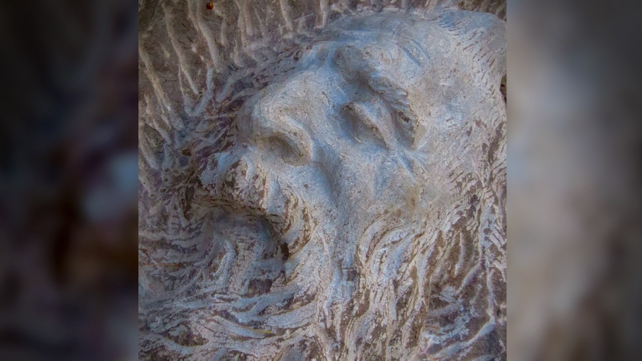Sculpté dans un bloc de calcaire Saint-Marc, « Zeus » est une pièce unique créée en 2014 en marge de la première édition du Symposium international de la sculpture de Saint-Georges.