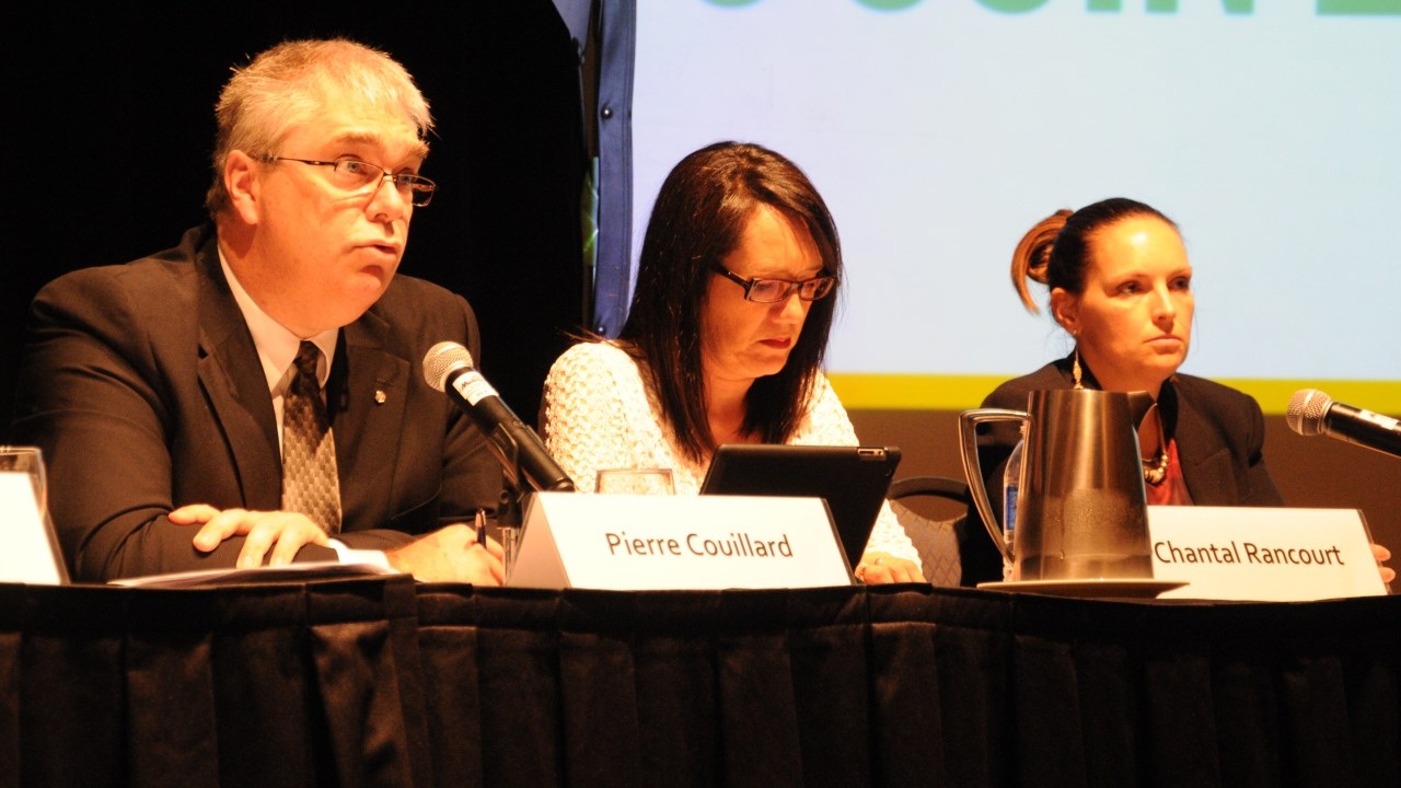 Le président de la Caisse Desjardins du Sud de la Chaudière, Pierre Couillard (à gauche), a annoncé la fermeture de quatre centres de services. À sa droite se retrouvent les vice-présidentes, Chantal Rancourt et Karine Veilleux.