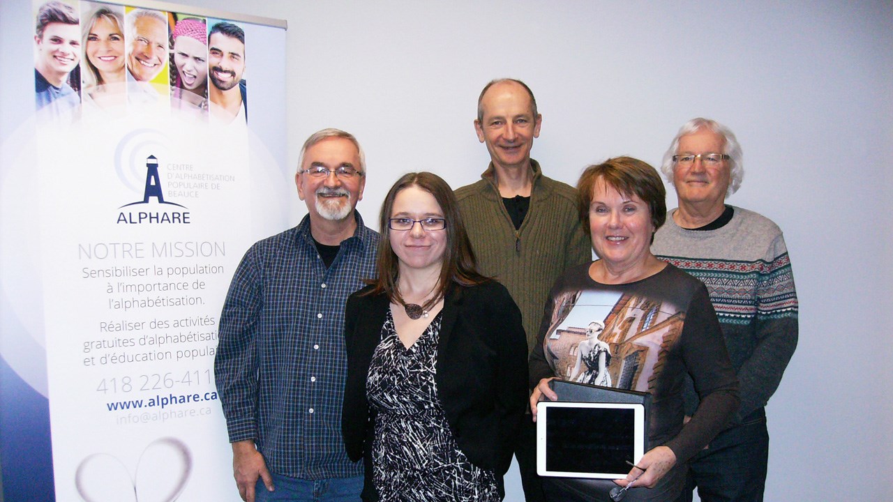 Julie-Caroline-Gagné, coordonnatrice du projet accompagnée des quatre animateurs-bénévoles : Nicole Roy Alain Rodrigue, Francis Baechtold et Jacques Rancourt.