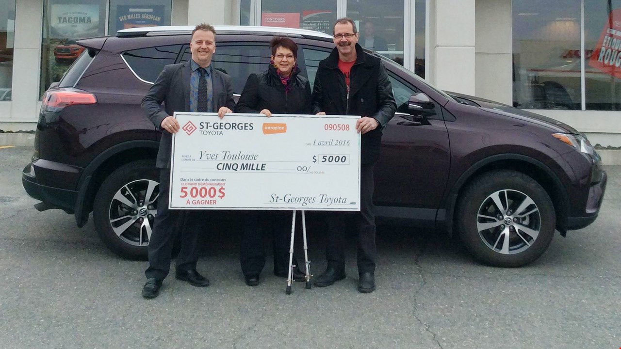 M. Yves Toulouse de Saint-Prosper a fait l'acquisition d'une Toyota RAV4 2016 et a gagné 5000$ en argent offert par St-Georges Toyota.