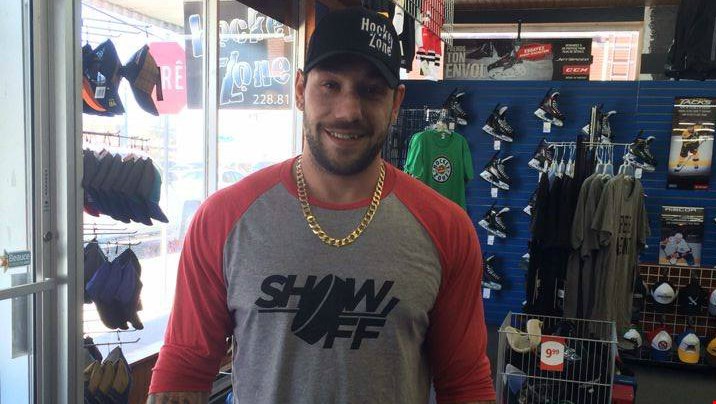 Hubert Poulin porte fièrement du « Show Off Clothing »