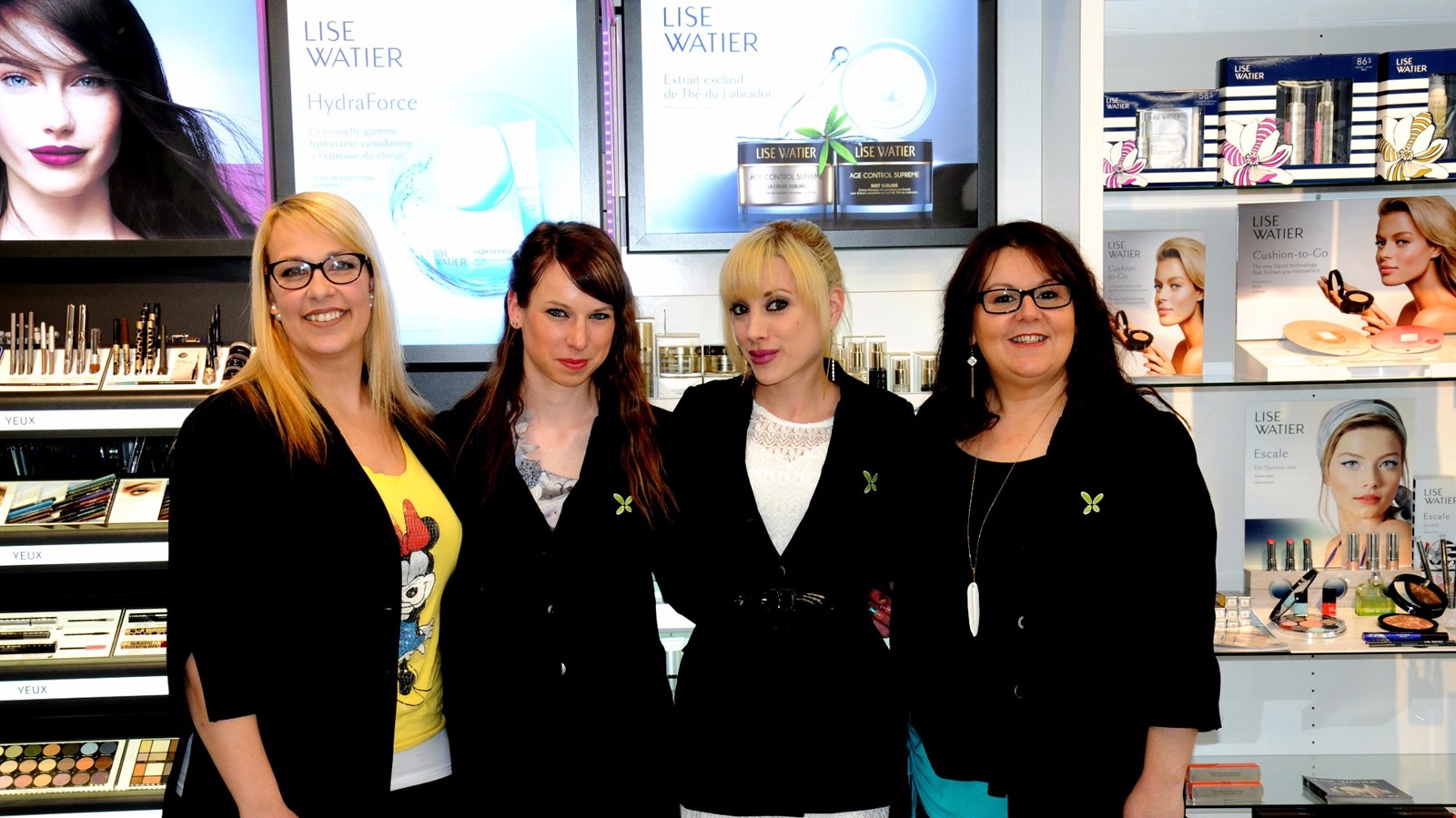 Les cosméticiennes Geneviève Isabel, Sandra Jacques, Karine Roy et Maryse Bisson sont sur place pour aider les clients à identifier leurs besoins et leur offrir les produits adaptés à leur condition.
