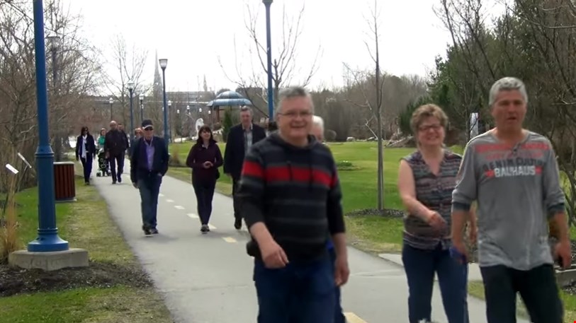 Normand DeLessard présente des images de la marche Parents d'Anges 2015