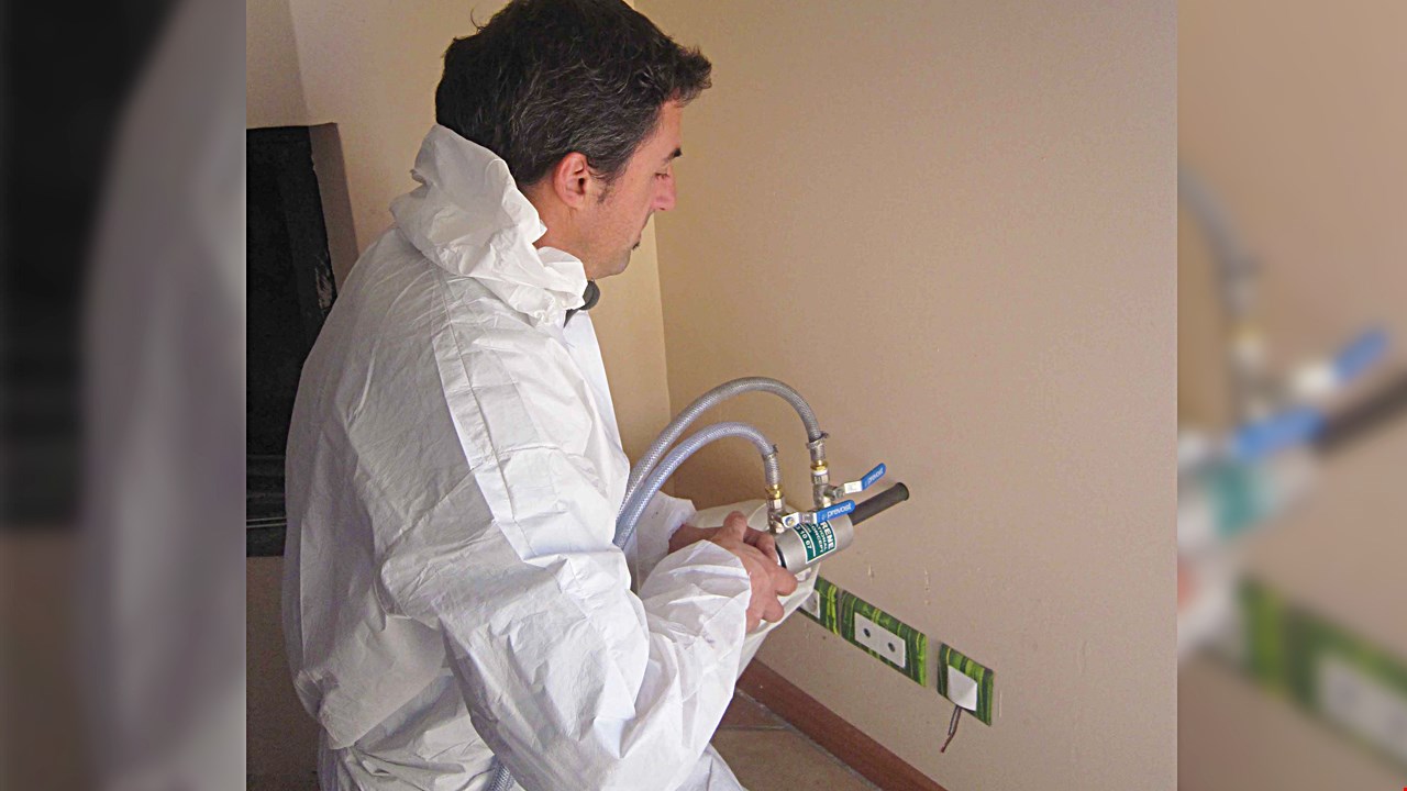 Le procédé unique consiste à injecter, dans des trous de 25 mm percés dans les parois des murs à isoler, de l’Isobill. Cette façon de faire ne nécessite donc aucune démolition.