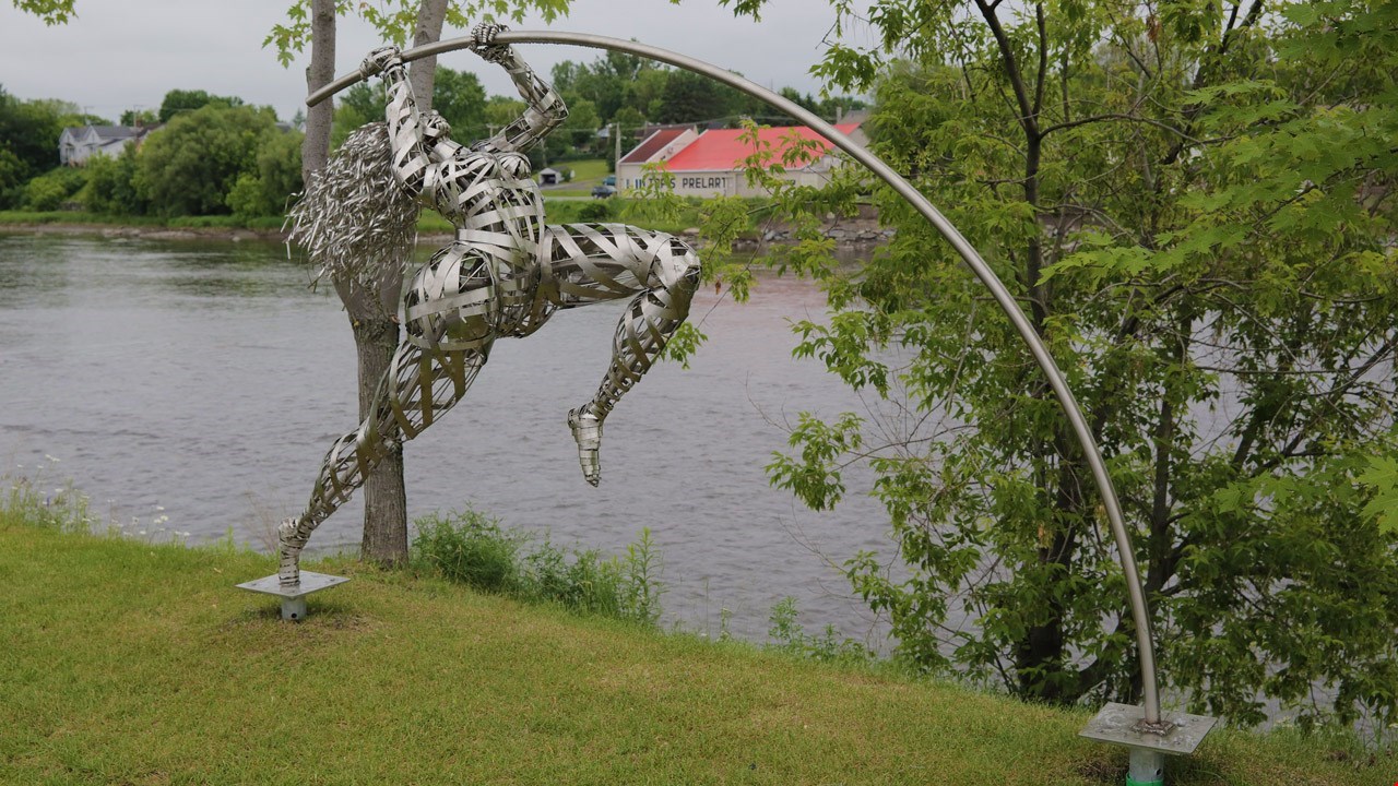 "La sauteuse à la perche" de Robin St-Amant, artiste invité à la seconde édition du Symposium international de la sculpture de Saint-Georges. 