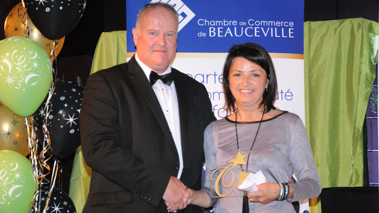 Beauce Auto Ford Lincoln a reçu un trophée pour son implication sociale.
