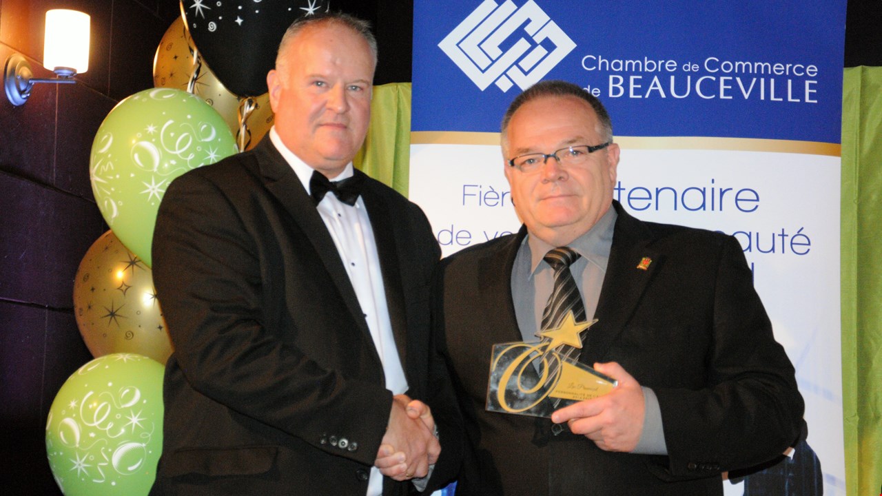 Le maire de Beauceville et préfet de la MRC Robert-Cliche a reçu le prix de la personnalité de l'année lors de la première édition de la Soirée des triomphes de la Chambre de commerce de Beauceville.