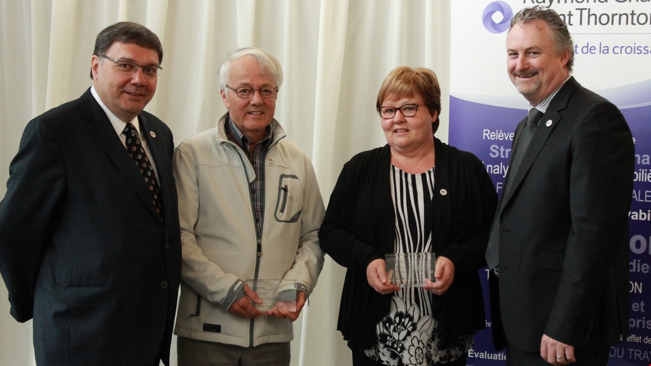 Raymond Poulin, CPA, CA, associé chez Raymond Chabot Grant Thornton, Claude Rodrigue, Anne Boucher, ambassadeurs honorés, et Rémi Fortin, CPA, CA, associé responsable des bureaux de la Beauce.
