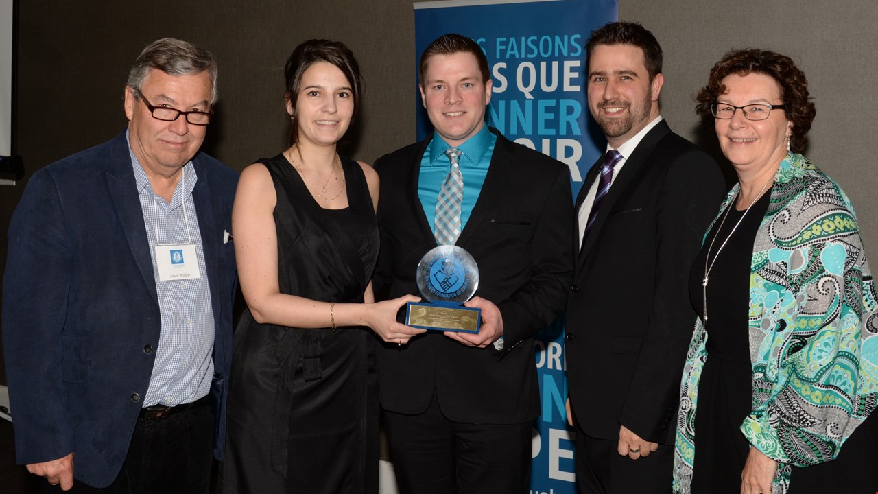 Sur la photo, de gauche à droite: Simon Brodeur, président sortant de la Division provinciale de la Fondation du rein; Christina Tanguay Dumas, présidente de la section de Québec; Martin Leblond, récipiendaire, pharmacien propriétaire Familiprix; Denis Roy, récipiendaire, pharmacien propriétaire Familiprix; ainsi que Sylvie Charbonneau, nouvelle présidente de la Division provinciale de la Fondation.