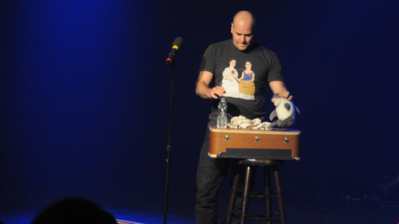 Le sarcasme mordant de Mike Ward séduit les spectateurs