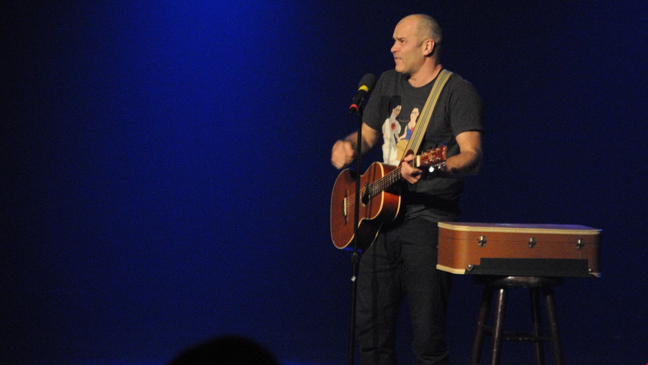 Le sarcasme mordant de Mike Ward séduit les spectateurs