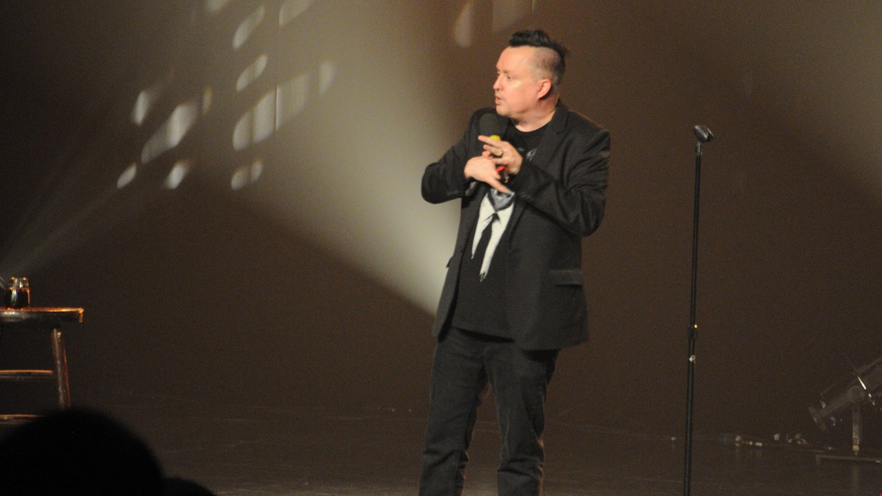 Le sarcasme mordant de Mike Ward séduit les spectateurs