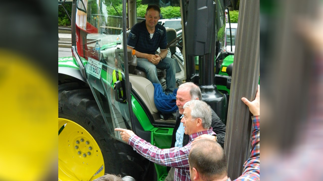 Les producteurs de lait partent manifester à Ottawa en tracteur