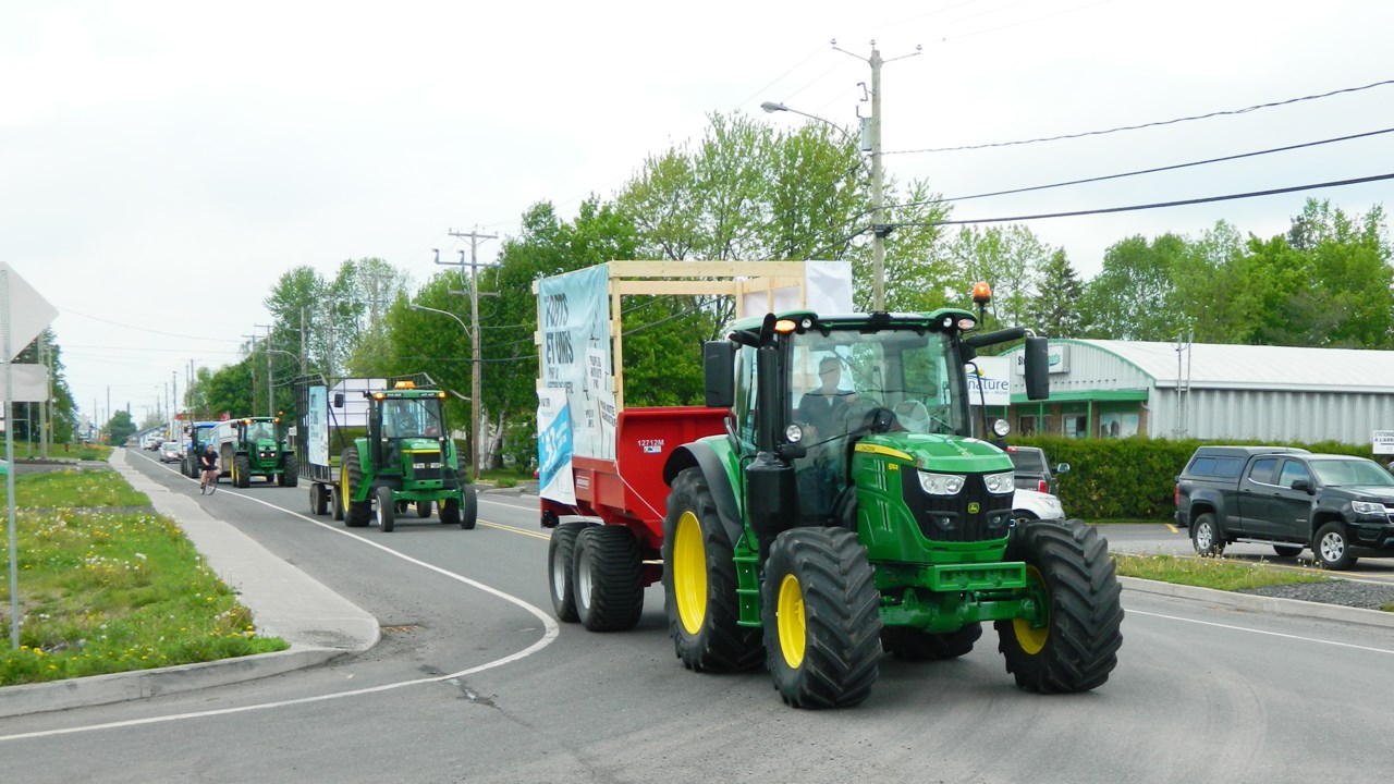Les producteurs de lait partent manifester à Ottawa en tracteur