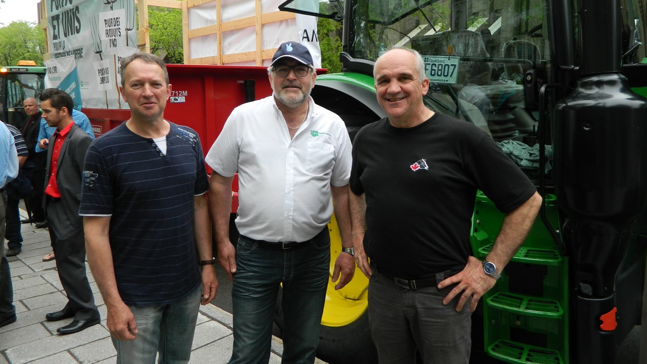Les présidents des Producteurs de lait de Chaudière-Appalaches-Sud, Bruno Cyr, de la Fédération de l'UPA de la Chaudière-Appalaches, Paul Doyon, et des Producteurs de lait de Chaudière-Appalaches-Nord, Jean-François Morin.
