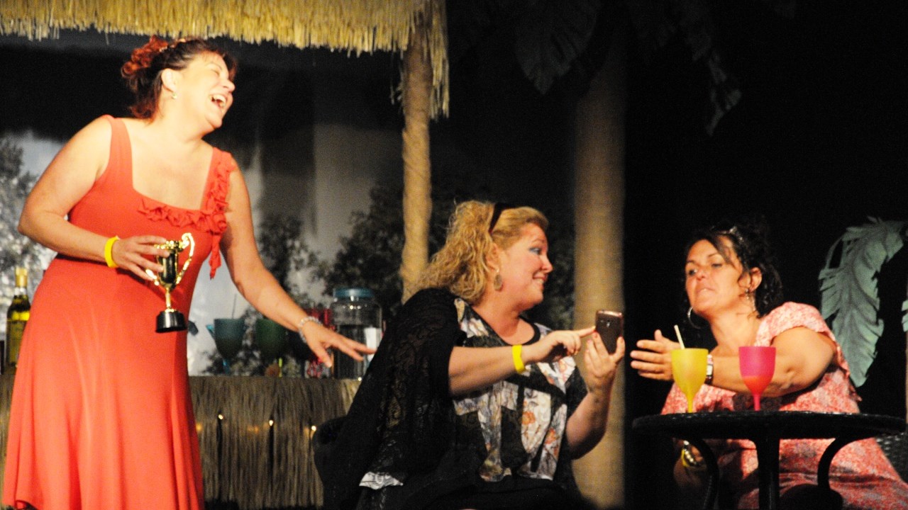 Une première sous les éclats de rire lors de la pièce de théâtre « 2 étoiles et demie »