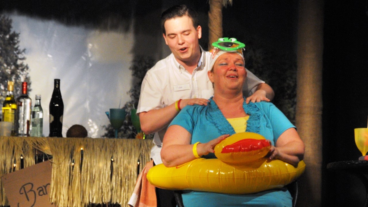 Une première sous les éclats de rire lors de la pièce de théâtre « 2 étoiles et demie »
