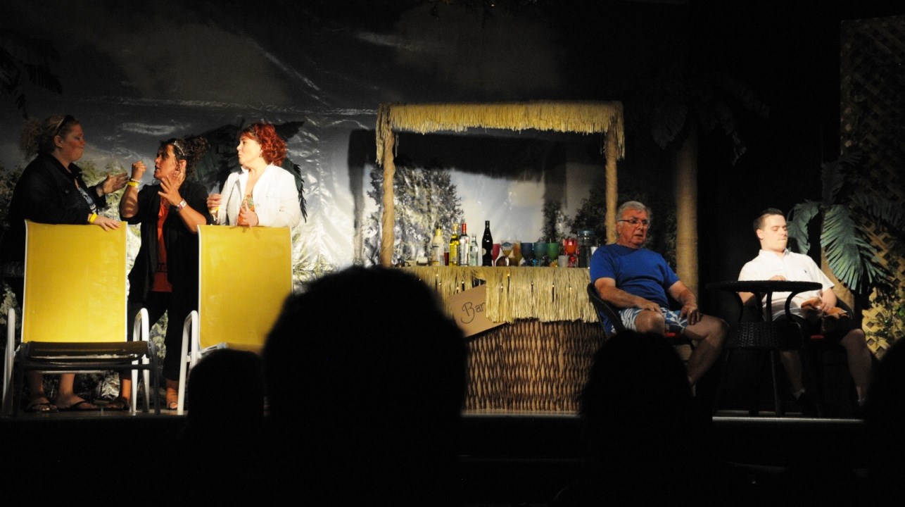 Une première sous les éclats de rire lors de la pièce de théâtre « 2 étoiles et demie »