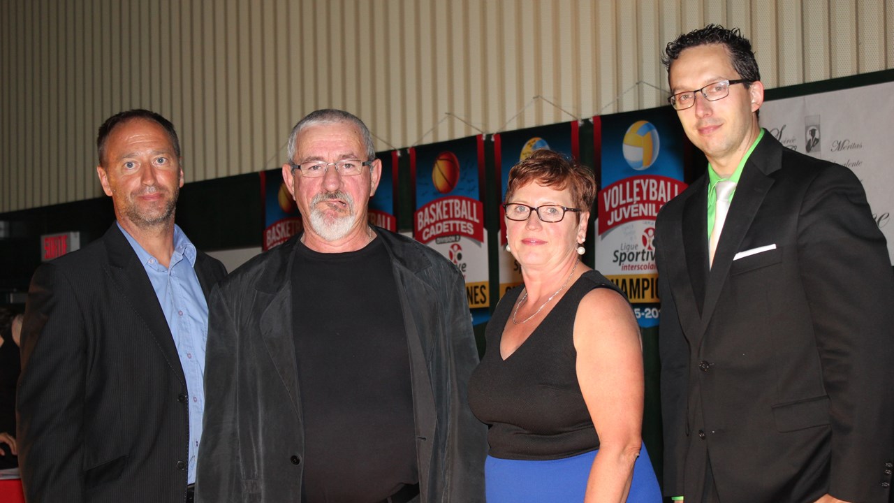 Eric Dallaire, responsable des sports, Marc Morin et Luce Poulin  sont les invités d'honneur et Jean-François Poulin, responsable du gala sportif.