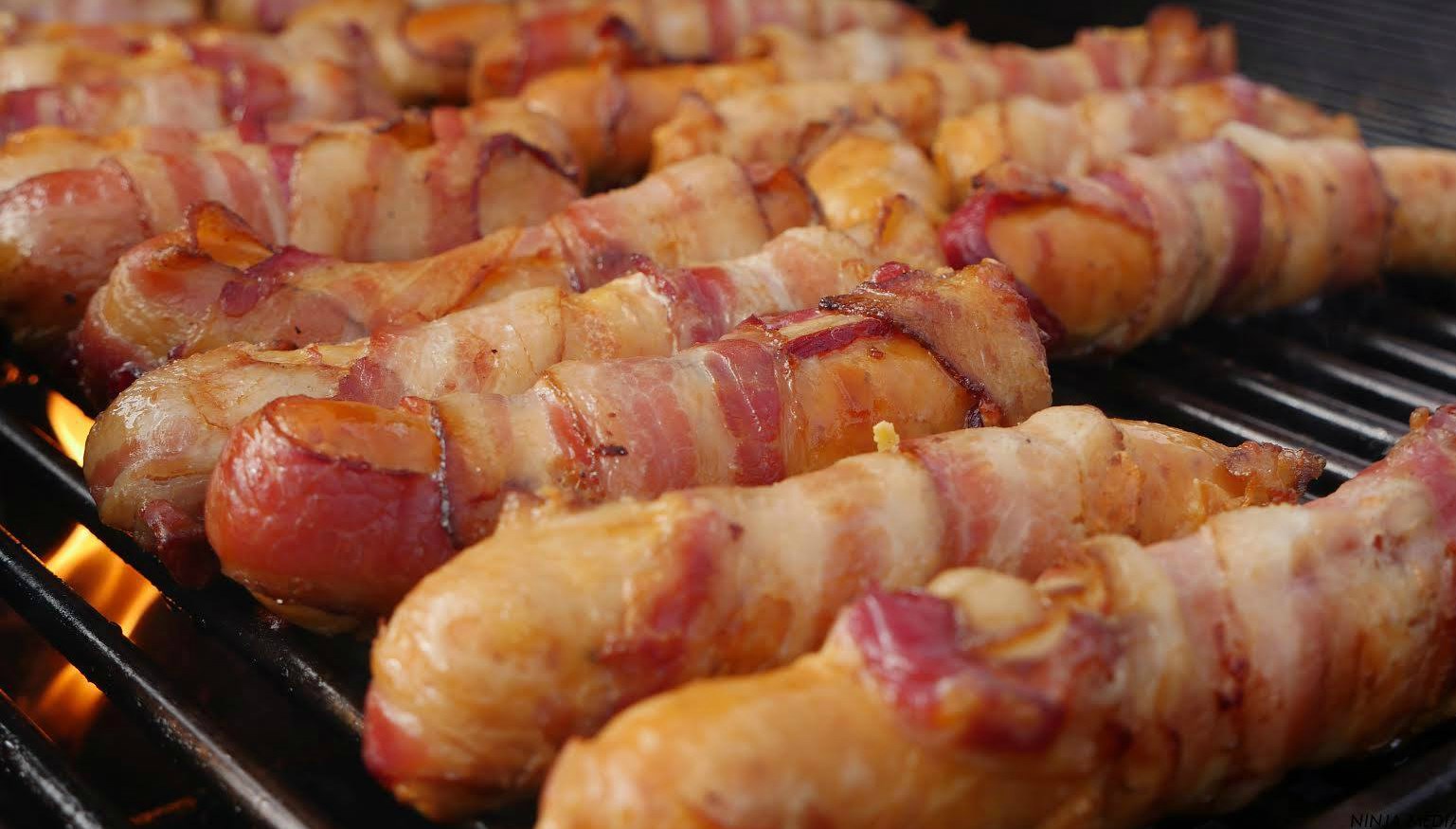 La « Power Dog » dans son cas est remplie de fromage et de bacon en plus d'être totalement enrobée de bacon.