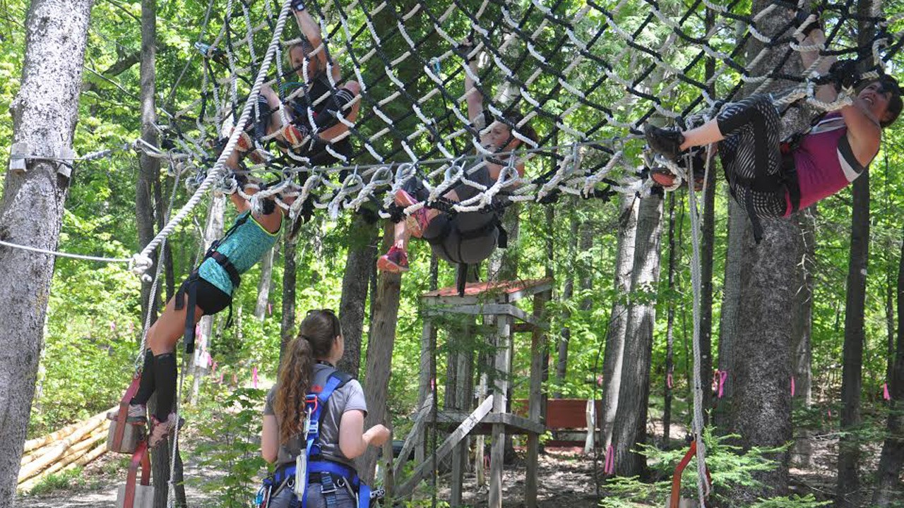 Sur le parcours du Village Aventuria, les participants doivent surmonter plus de 50 obstacles à travers un parcours de 2.5 km en forêt.