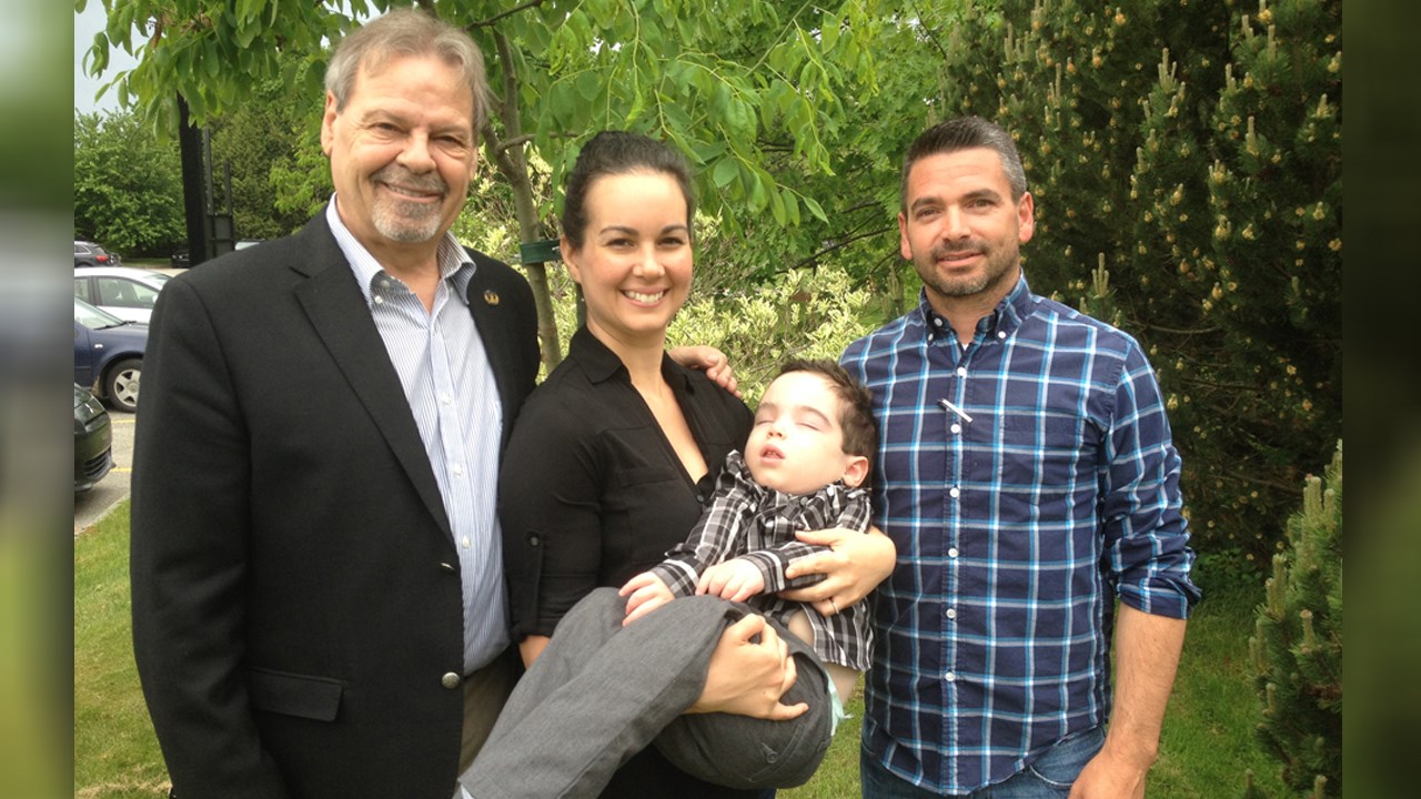 Le député de Beauce-Nord, André Spénard (à gauche) annonce la tenue d'un cocktail dînatoire bénéfice pour la famille Labbé composée de Marie-France Sage, Dave Labbé (à droite) et leur fils Hayden.