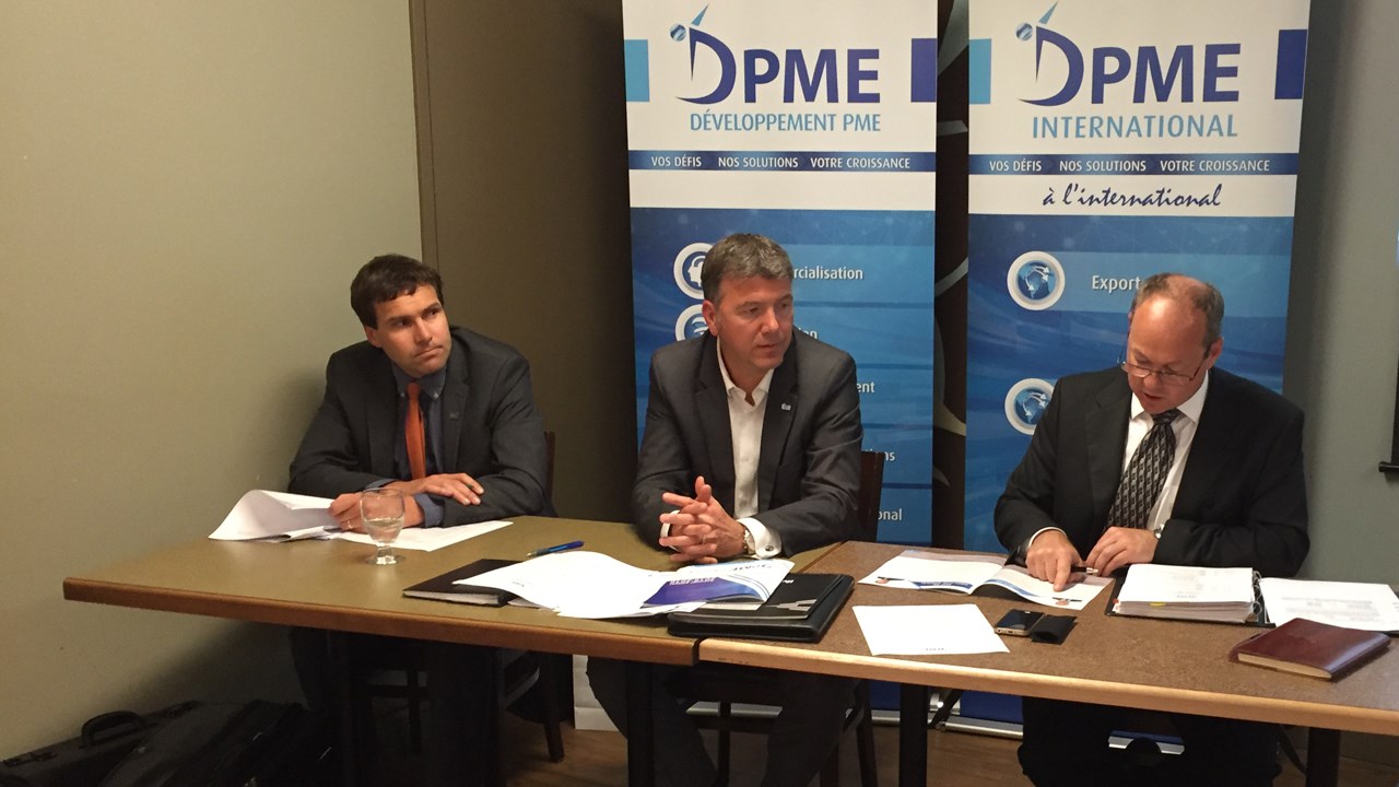 De gauche à droite, Christian Turcotte de chez Blanchette Vachon, Daniel Voyer, directeur général de DPME et Robert Dion, président du conseil d'administration de DPME.