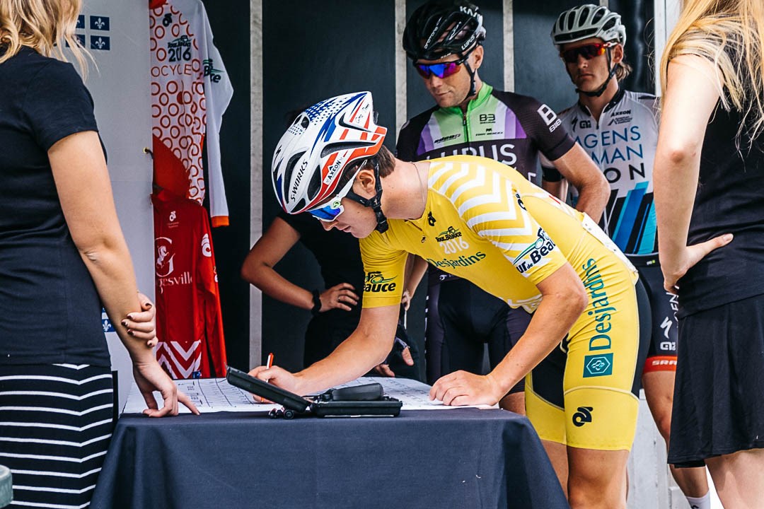 Gregory Daniel signe le livre de course