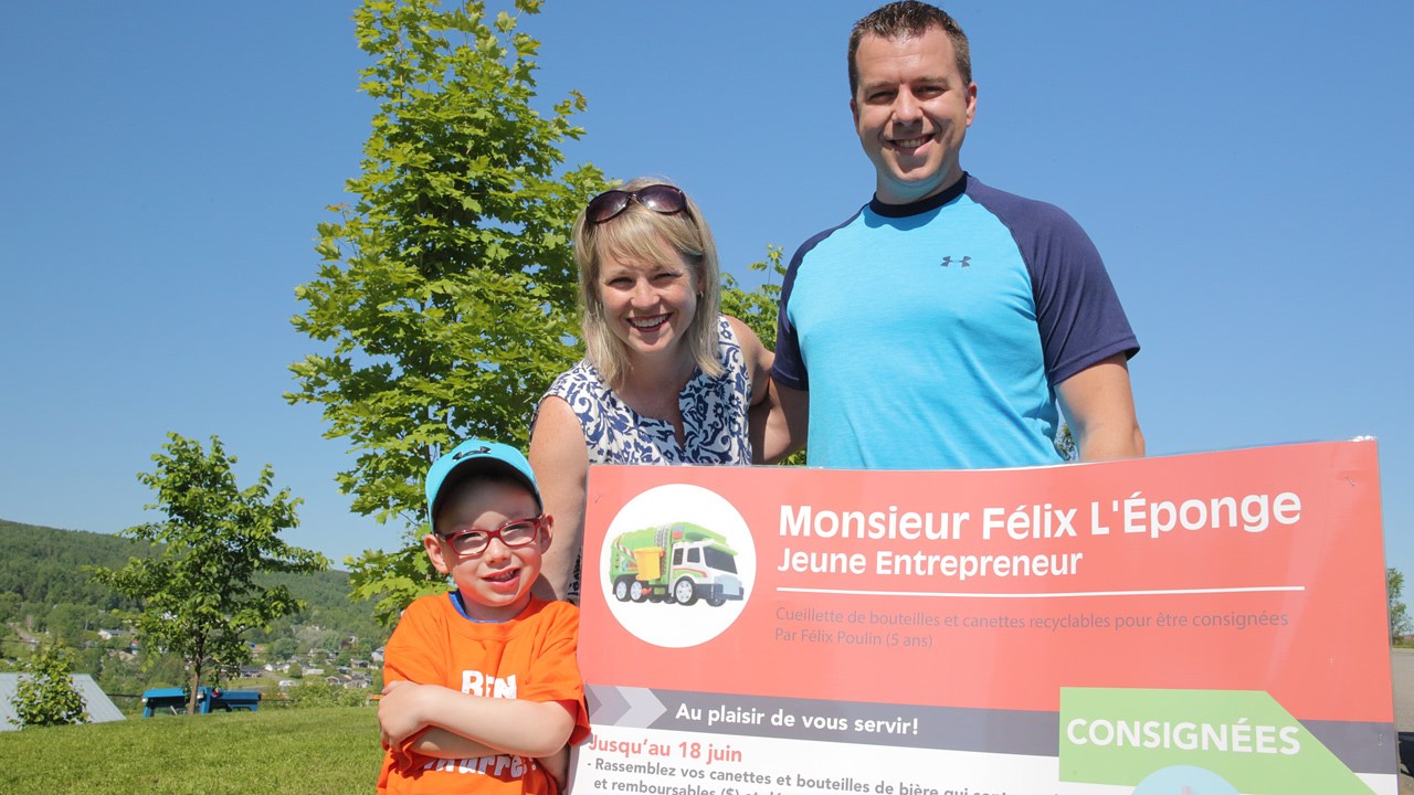 Les jeune entrepreneur en compagnie de sa marraine et de son père quelques minutes avant la grande collecte.