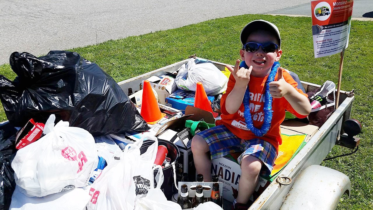 Au terme de la journée, la générosité de la population aura permis à « Monsieur Félix L’Éponge » d’amasser près de 85 $ en contenants recyclés.