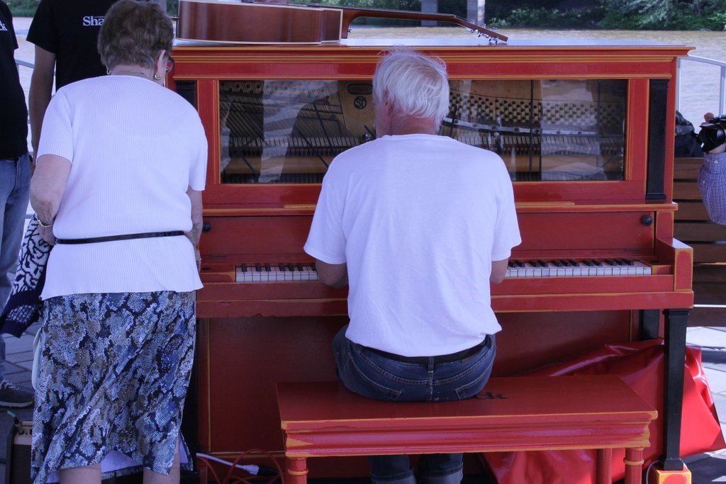 Inauguration du piano urbain au centre-ville de Saint-Georges.