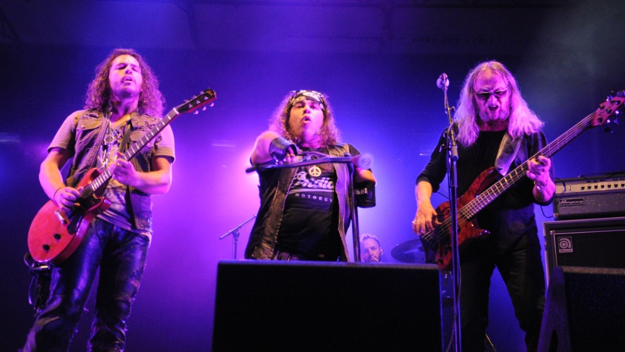 Le guitariste, Ricky Paquette, le chanteur, Martin Deschamps et le bassiste, Breen Leboeuf, ont conquis la foule du Woodstock en Beauce.