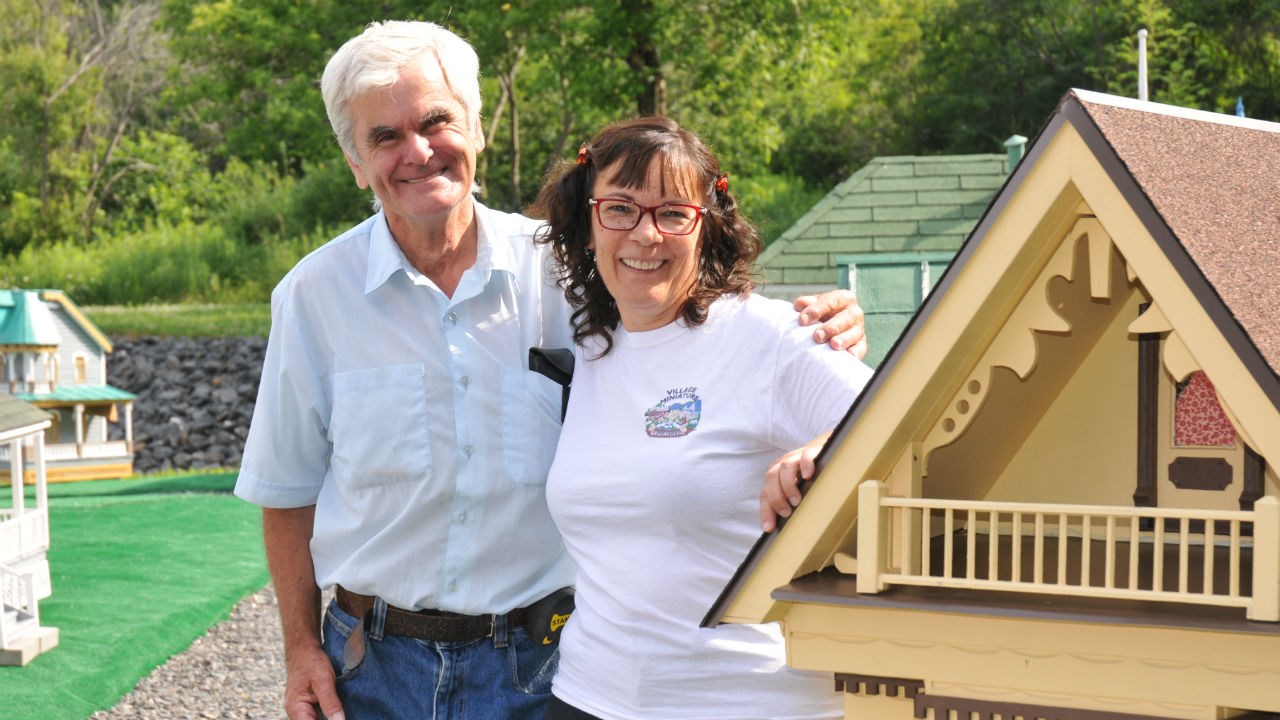 M.Hervé bénévole, et Céline Baillargeon directrice générale du Village Miniature