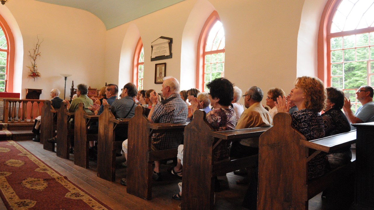 Le choeur ÉliCatRoCa propage l'amour à l'Église Saint-Paul-de-Cumberland