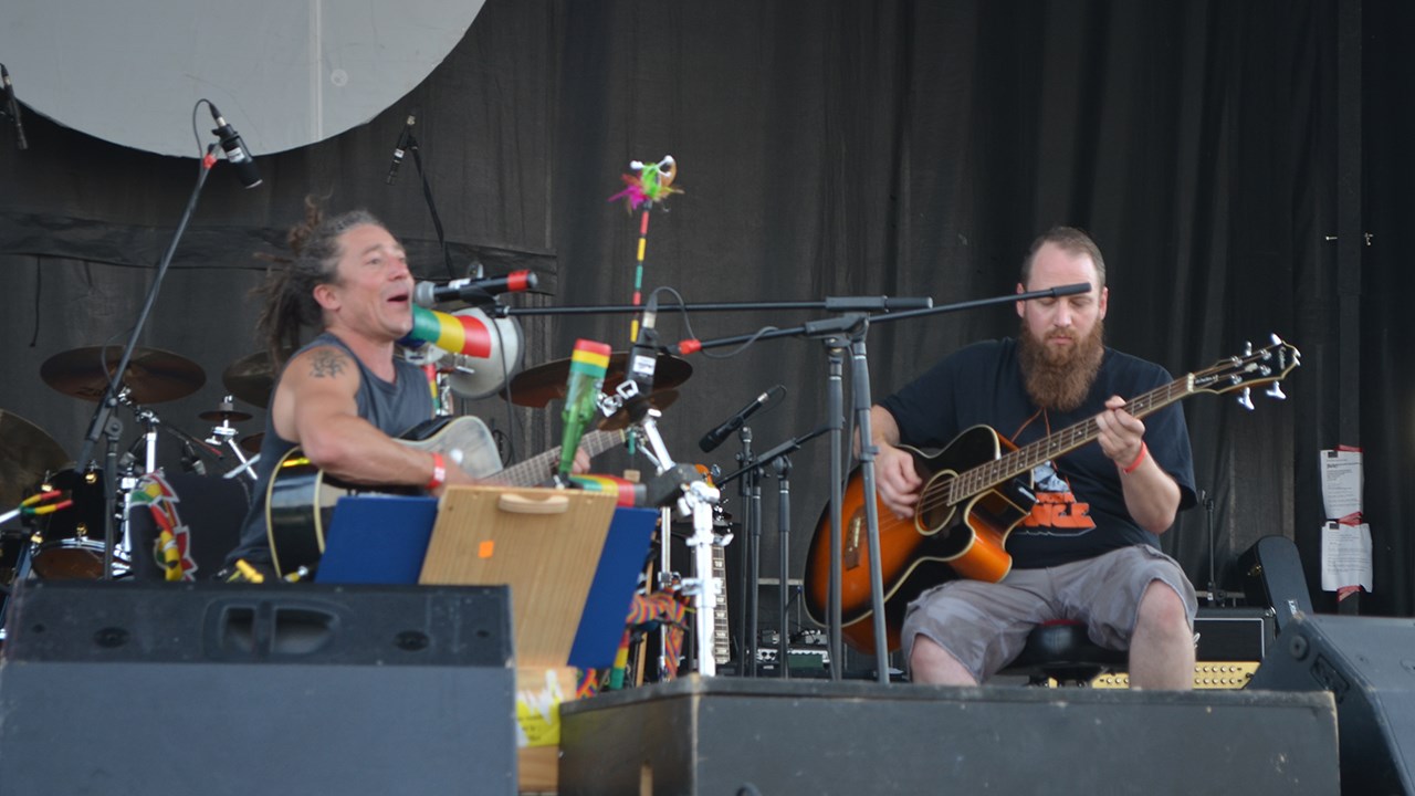 Le premier concert s’est amorcé à 18 h, mettant en vedette deux anciens membres du groupe Sandwitch, Lat et Ben.